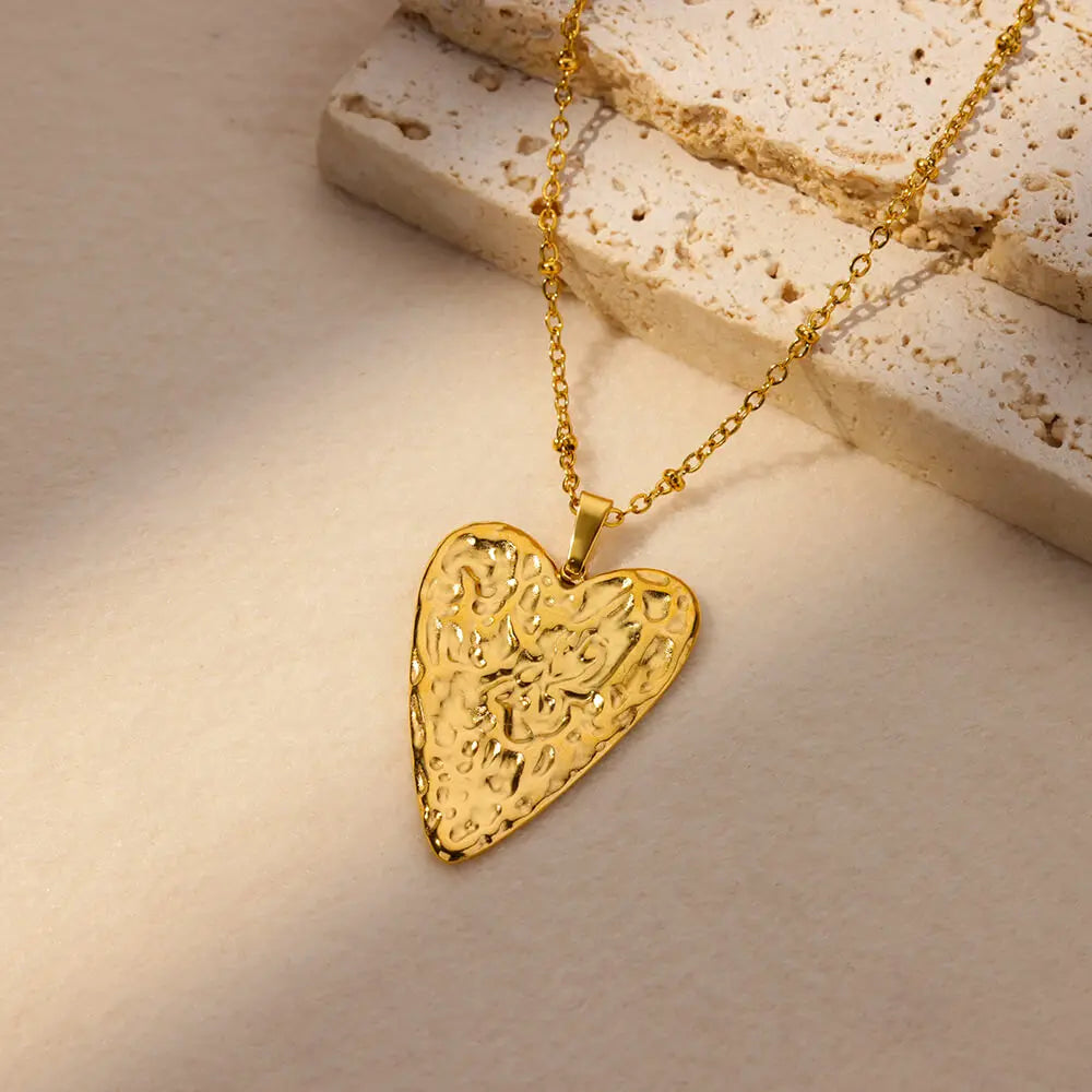 Ilse Textured Heart Pendant Necklace - Heart Amour / Gold